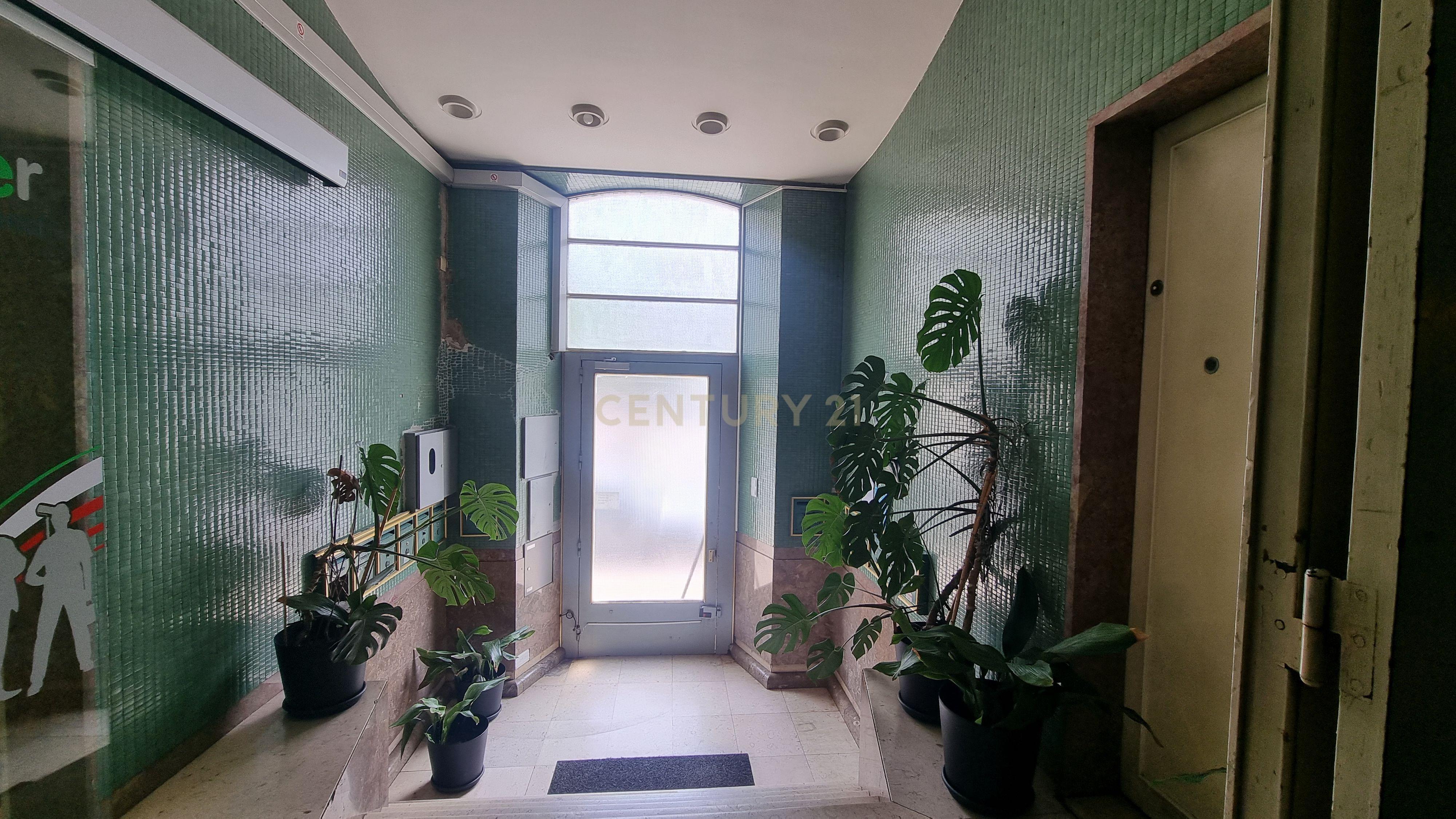 Apartamento Pombalino de Charme com 8 Assoalhadas – Av. Almirante Reis, Lisboa - Image 2