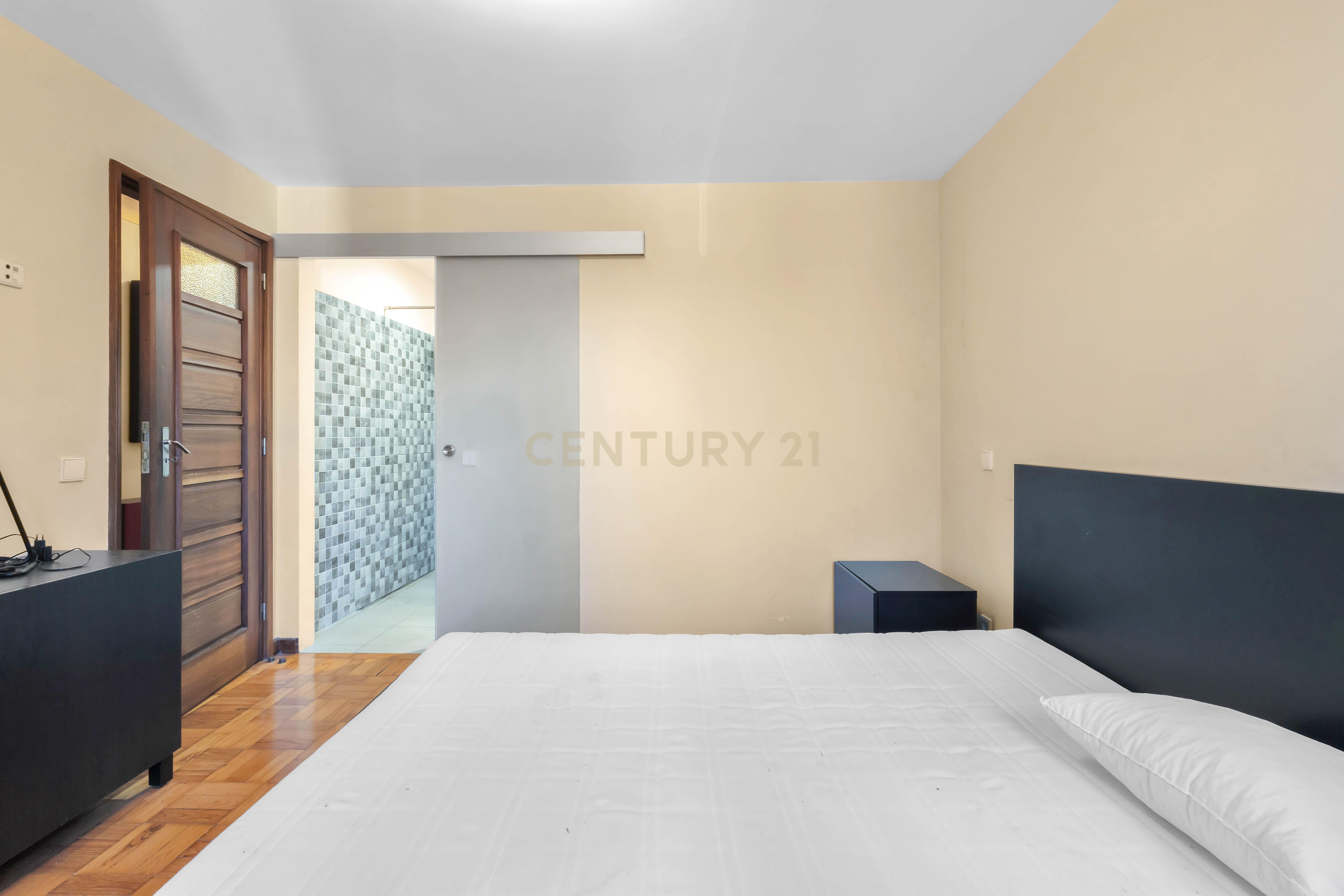 Fotografia 9 de Apartamento T3 mobilado - Prédio Senhorial com Elevador