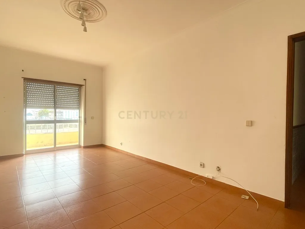 Apartamento T2 com Duas Varandas, no Centro do Pinhal Novo - Image 3