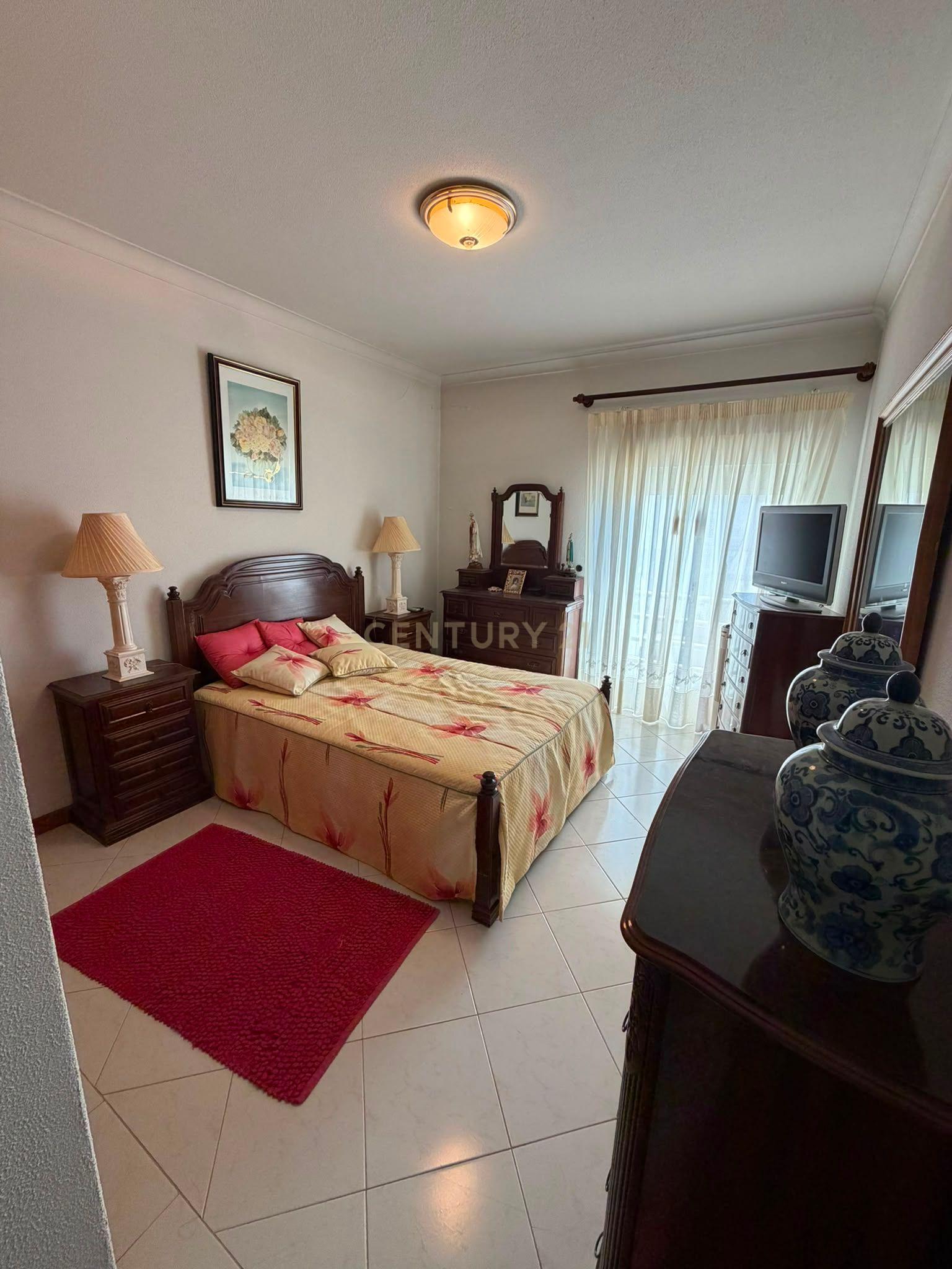 Fotografia 10 de Apartamento T2  com garagem em Armação de Pêra