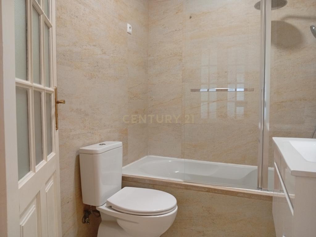 Situado no Bairro Azul junto do Metro e do El Corte Inglês/Fundação Gulbenkian, tem este apartamento com traça antiga com 7 assoalhadas dispostas numa área de 200 m². - Image 24