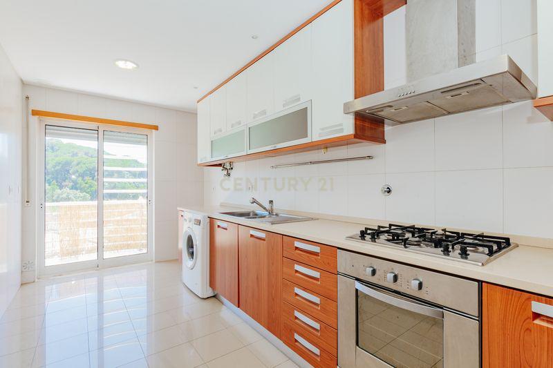 Apartamento T2 em Odivelas com Box e Varanda - Image 1