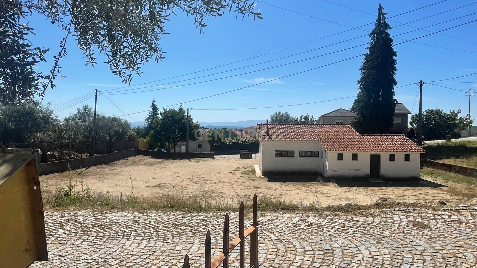 Fotografia 12 de Terreno com casa de madeira proximo do Sátão
