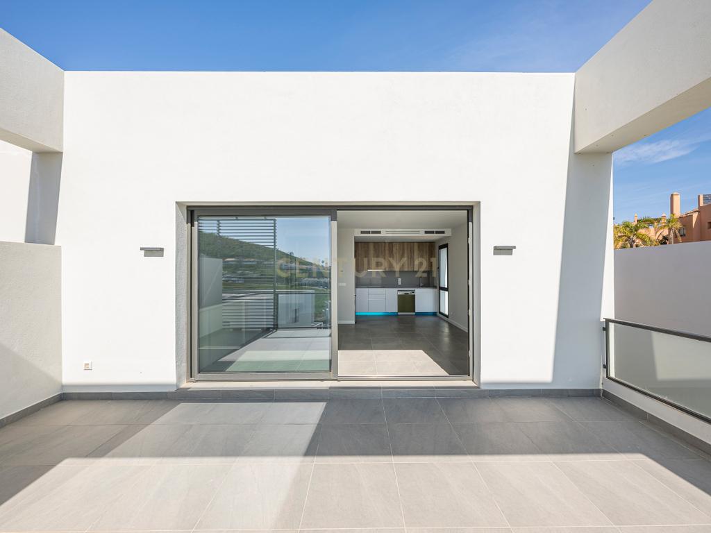 Moradia geminada nova para venda (2024) – Onde o mar, a luz e a tranquilidade se tornam o seu estilo de vida No coração da Costa del Sol, onde o azul do mar se funde com o céu e a brisa marítima o acaricia todas as manhãs, encontrará quatro espetaculares moradias geminadas novas, construídas em 2024, concebidas para aqueles que sonham em viver num ambiente privilegiado. Cada casa foi projetada para cativá-lo desde o primeiro momento. As suas vistas deslumbrantes para o mar acompanham cada momento do dia, enchendo os espaços de luz, serenidade e beleza natural. Aqui, cada nascer do sol torna-se um espetáculo e cada pôr do sol um momento para recordar. As casas têm três quartos espaçosos e três casas de banho, com espaços luminosos e cuidadosamente projetados para oferecer conforto, privacidade e bem-estar. Tudo é novo, com um estilo moderno que combina elegância, funcionalidade e harmonia com o ambiente mediterrâneo. Para aqueles que procuram algo ainda mais exclusivo, existe a opção de combinar duas propriedades, criando uma casa verdadeiramente única com até 6 quartos, ideal para famílias numerosas, receber convidados ou para aqueles que desejam espaço sem sacrificar o conforto. Venda de casa geminada nova construída em (2024) – Onde o mar, a luz e a tranquilidade se tornam o seu estilo de vida - Image 43