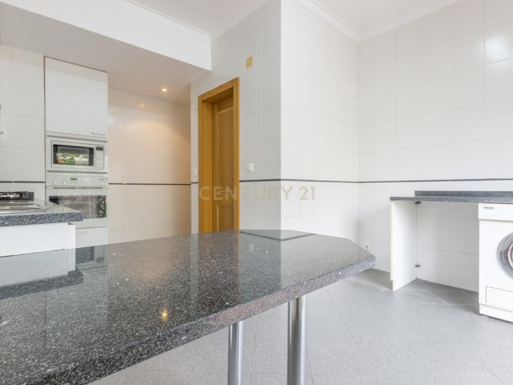 Apartamento T3 em Carnaxide – Arrendamento em Condomínio Privado - Image 26