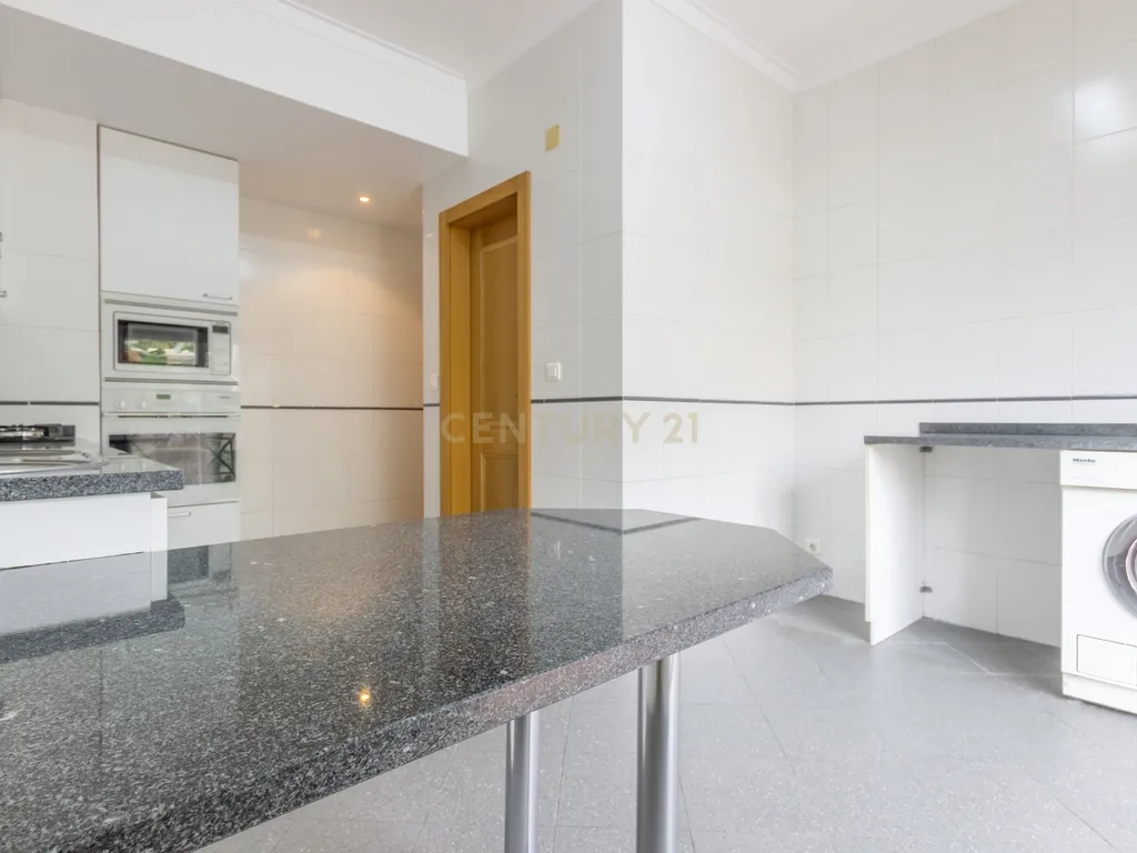 Apartamento T3 em Carnaxide – Arrendamento em Condomínio Privado - Image 26