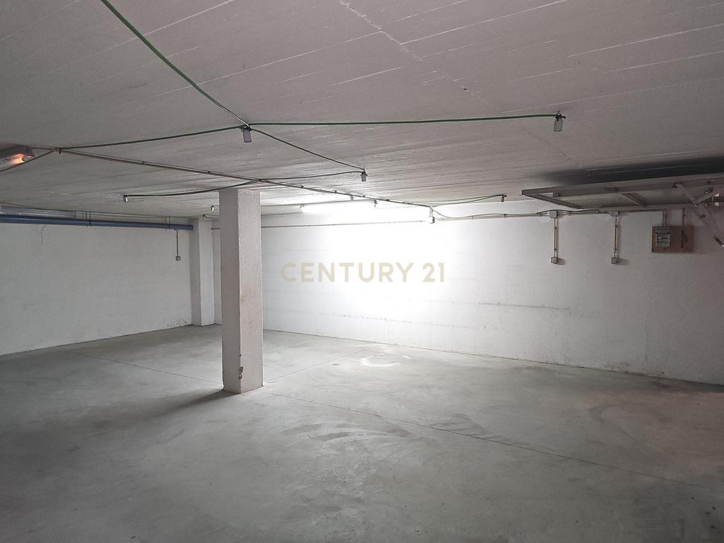 Oportunidade Única em Massamá – Garagem Ampla com Potencial de Oficina - Image 7