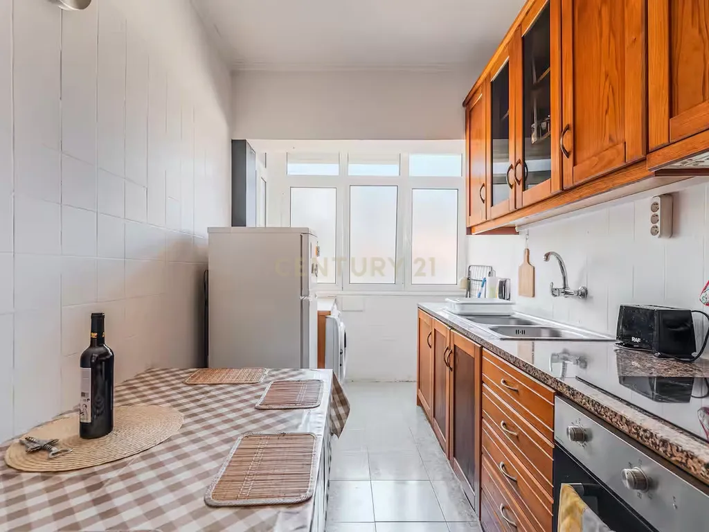 Apartamento T2 remodelado e mobilado no centro de Almada - Image 10