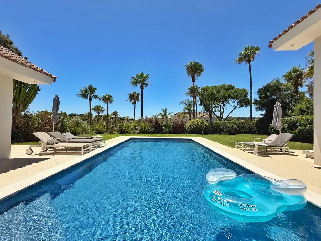 Elegante moradia mediterrânea de cinco quartos com vista para o prestigiado campo de golfe Valderrama, em Sotogrande Alto - Image 39