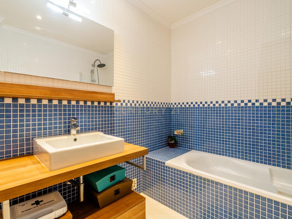 Moradia T2+1 geminada | Piscina - Garagem | Localização: Ferreiras, Centro - Image 32