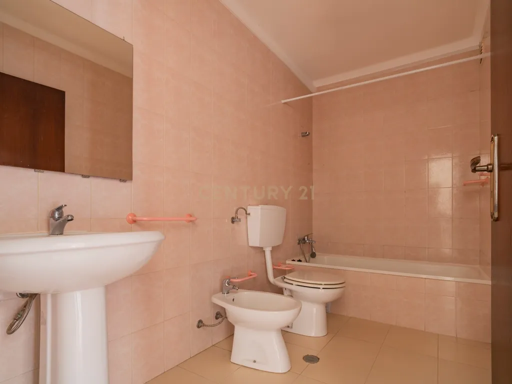 Apartamento T2 no Centro da Marinha Grande - Image 3