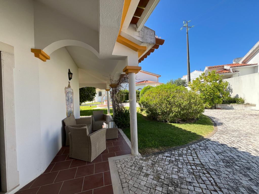 Moradia com 5 quartos em Vale Covo, Bombarral, com jardim, piscina, barbecue, adega e várias zonas de lazer - Image 8
