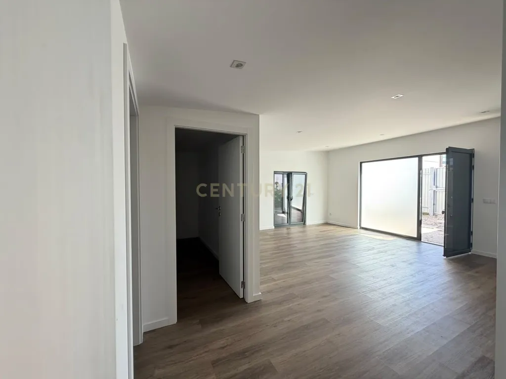Prédio com Comércio, Habitação T3 e T1 Novo | Pombal - Image 18