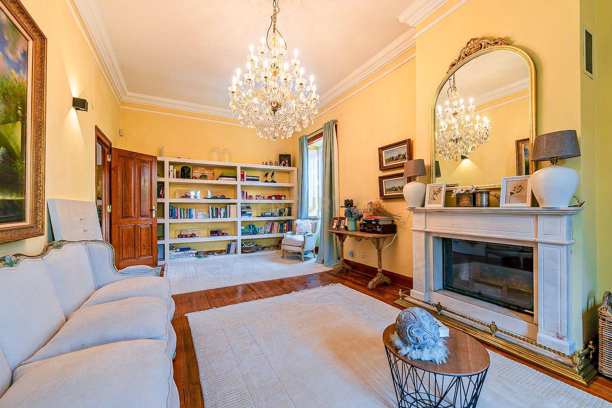 Fotografia 8 de Moradia Histórica no Monte Estoril com Apartamento Independente