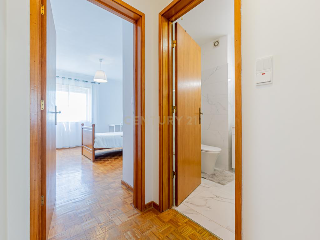 Apartamento T2 Remodelado Monte da Caparica - Image 18