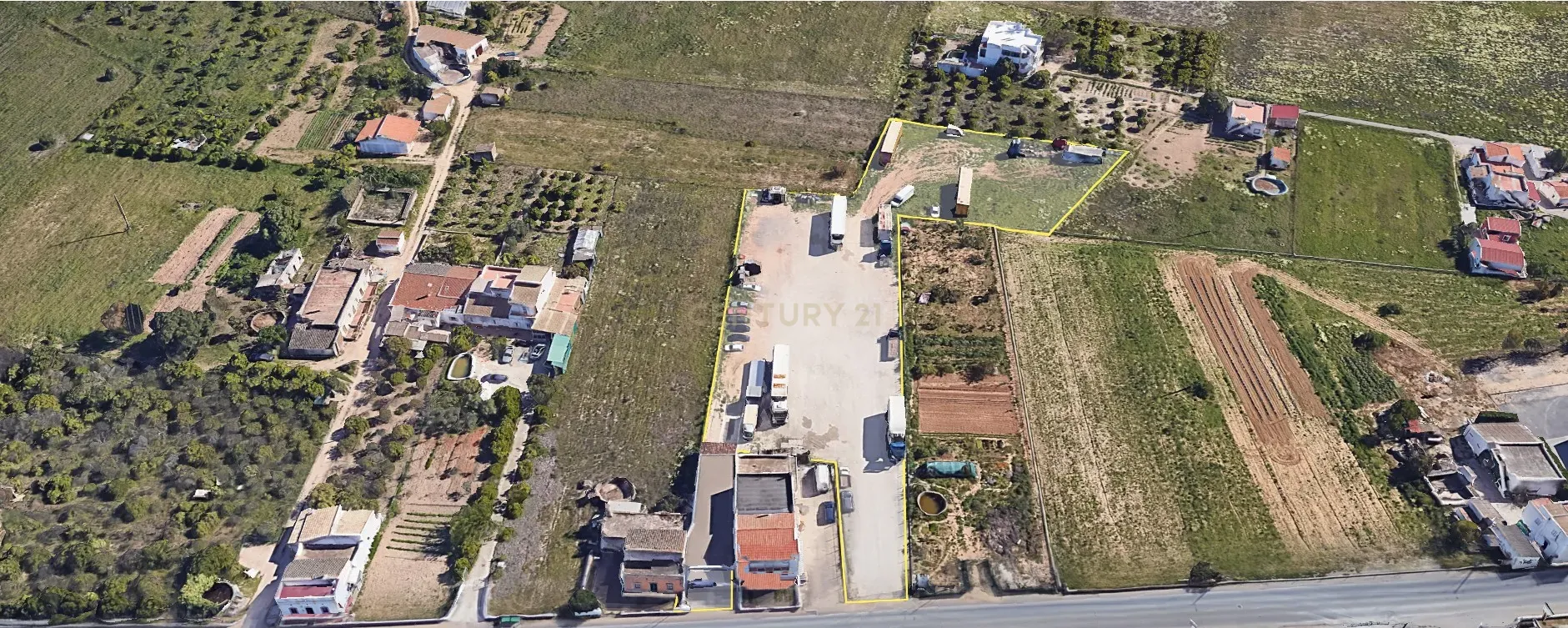 Terreno Urbanizável 4900m2 com Armazém em Mar e Guerra | Faro - Image 1