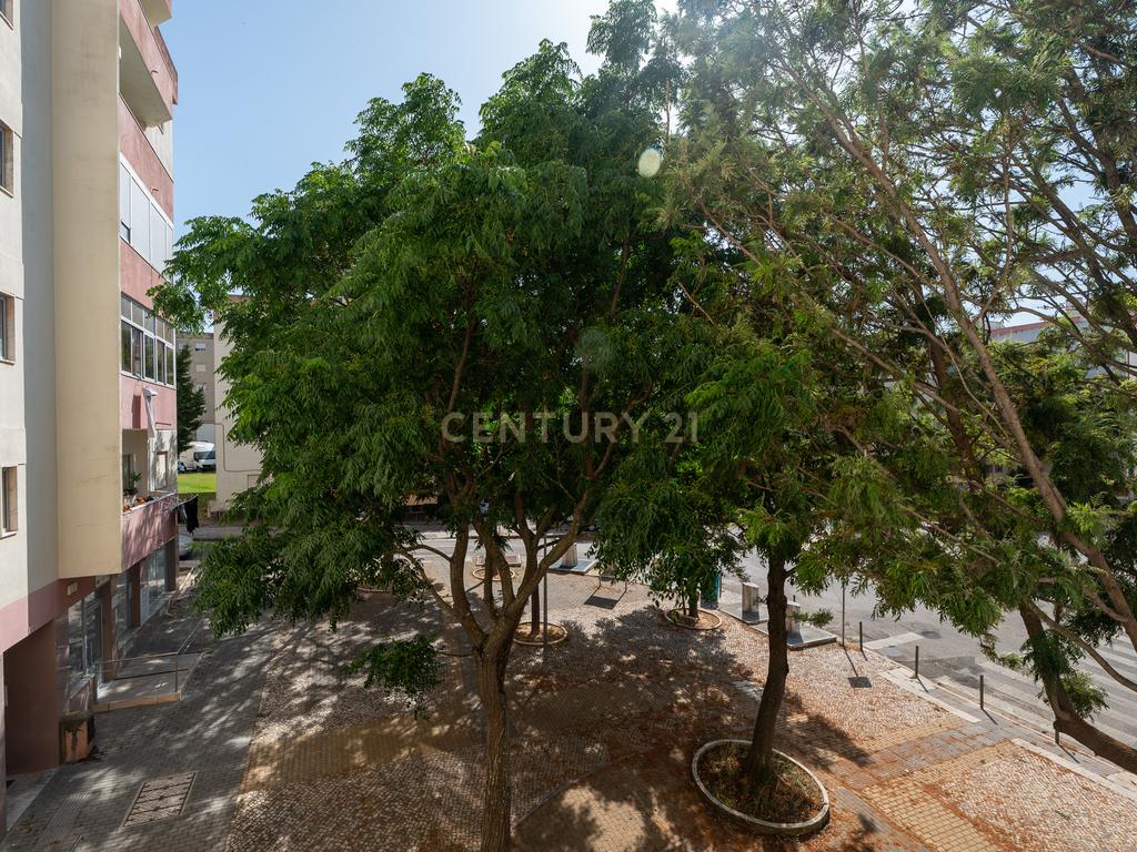 🏡 Oportunidade única: T2 espaçoso, com  varanda e localização privilegiada! - Image 20