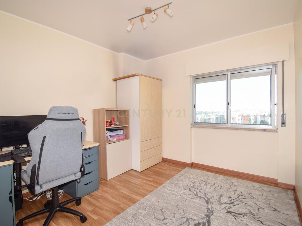 Apartamento T2 com Garagem, Arrecadação e Excelente Luminosidade – Arroja, Odivelas - Image 12