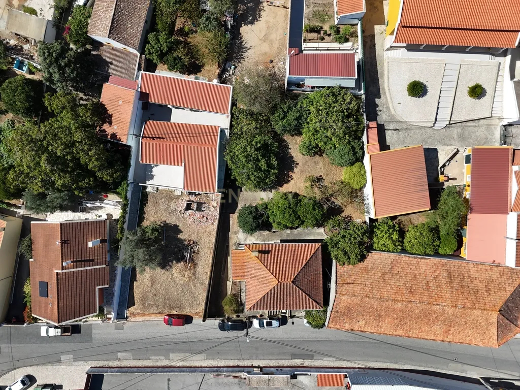 Moradia Bi-familiar com terreno de 800m2 urbanos - Paredes, Alenquer - Image 2