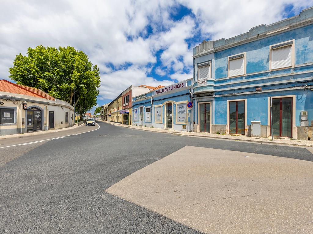Loja com potencial para comercio e serviços ou reconversão de habitação no centro da Moita - Image 14