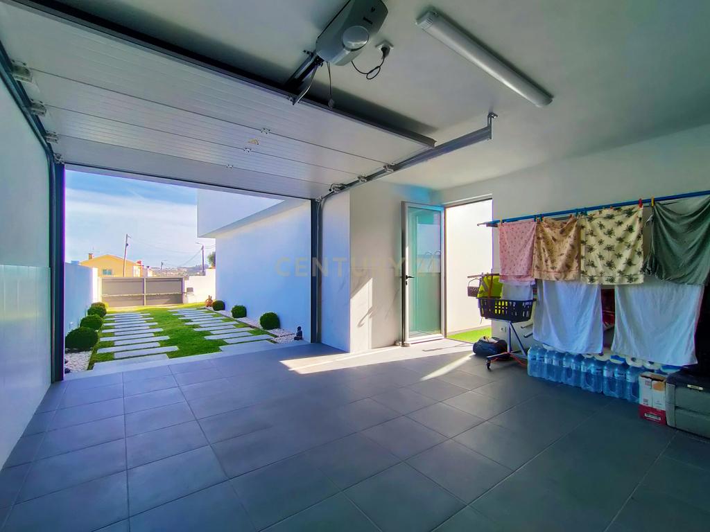 Moradia T4 Moderna com Piscina e Jardim – Touguinha - Image 8