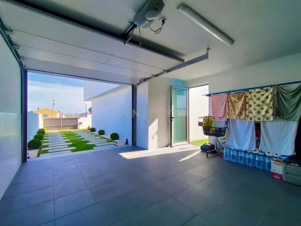Moradia T4 Moderna com Piscina e Jardim – Touguinha - Image 8