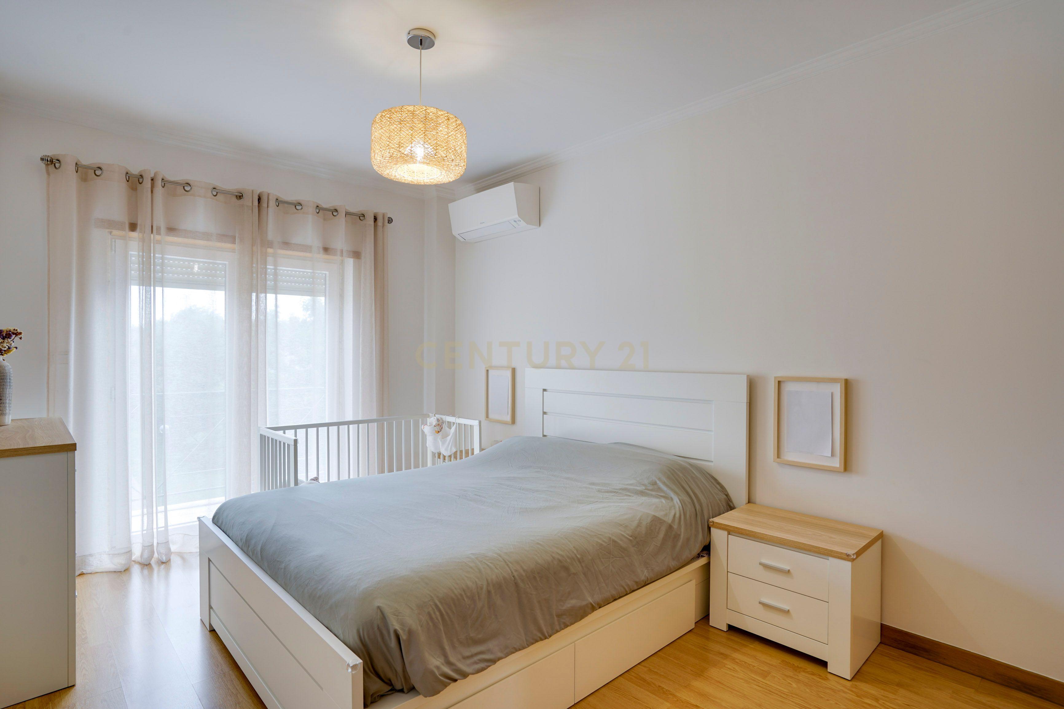 Fotografia 3 de Apartamento T3 em Vialonga, Com Box e Varandas