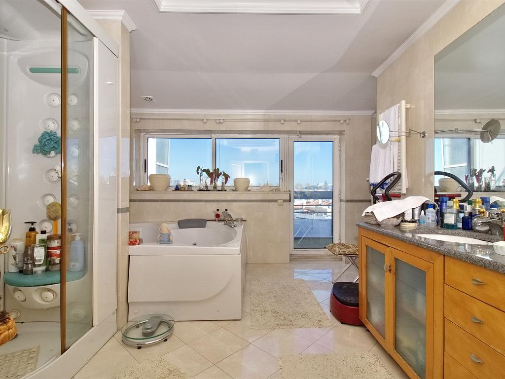 Apartamento T6 com Terraço e Vista 360º em Campolide - 314m² - Image 15