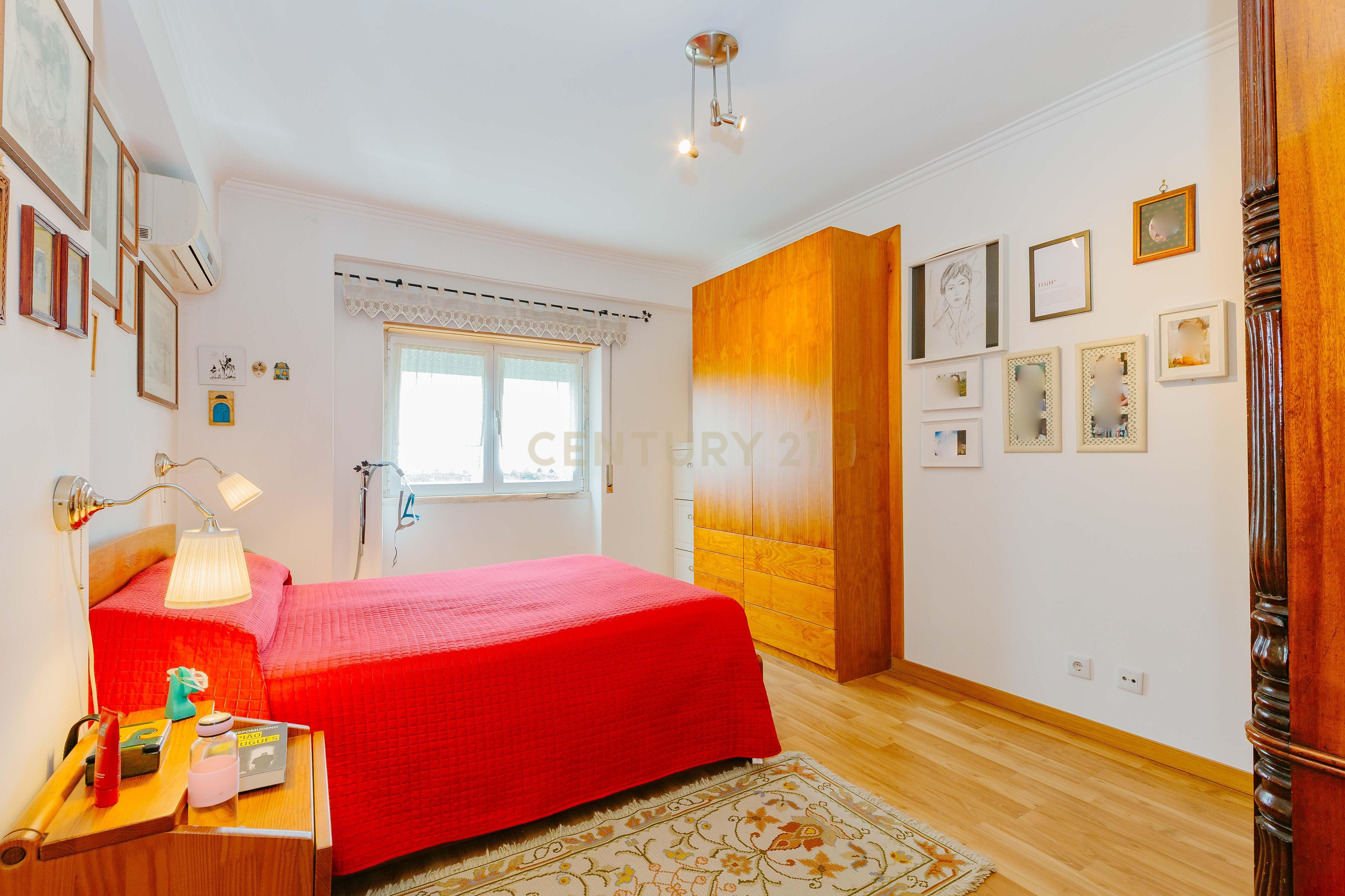 Apartamento T3 com 119 m² em Alfornelos – Remodelado, 2 WC, facilidade de estacionamento e proximidade à estação do Metro - Image 11