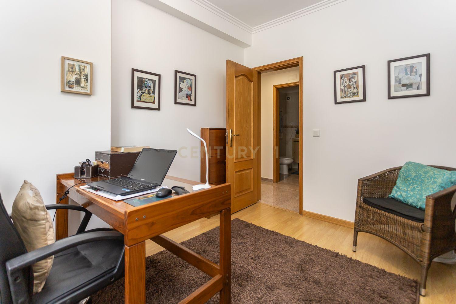 Apartamento T4 c/Arrecadação - Torre da Marinha - Image 18