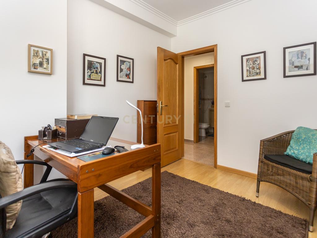 Apartamento T4 c/Arrecadação - Torre da Marinha - Image 19