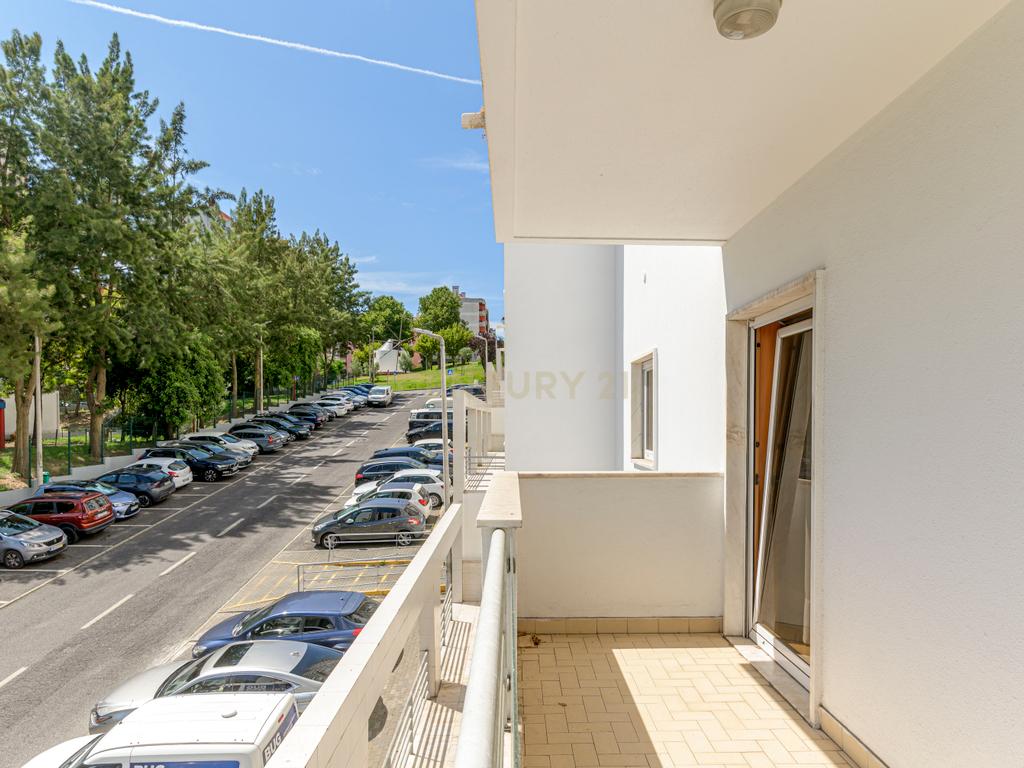 Apartamento T4 em Alfragide com Vista e Excelentes Acabamentos - Image 28