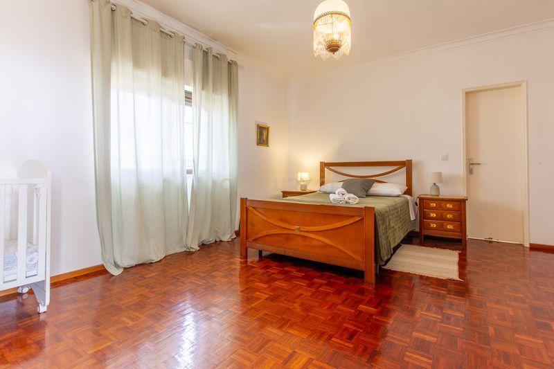 Moradia T4 com Vista para o Campo e Cidade em Localização Privilegiada -Charneca da Caparica, Almada - Image 3