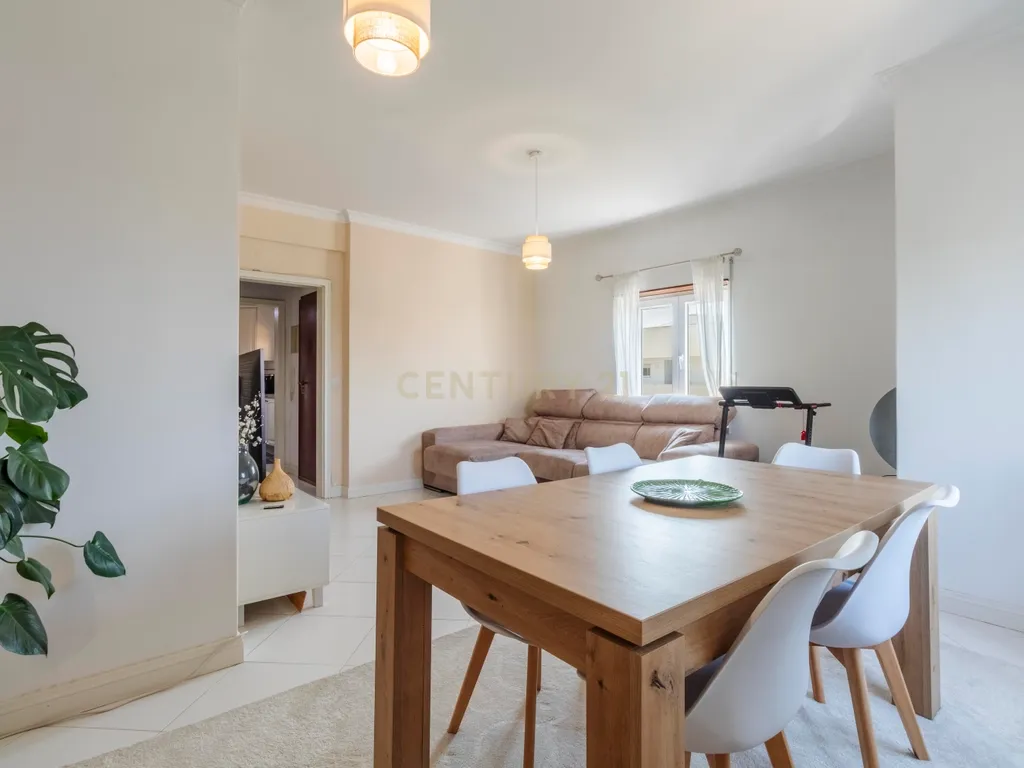 Espaçoso T3 na Sobreda com 2 Casas de Banho e Varandas - Image 10