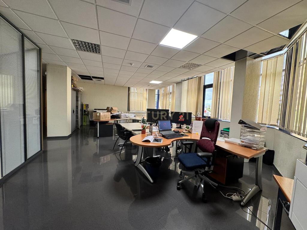 Escritório 76m² com casa de banho na Amadora, Lisboa. - Image 1