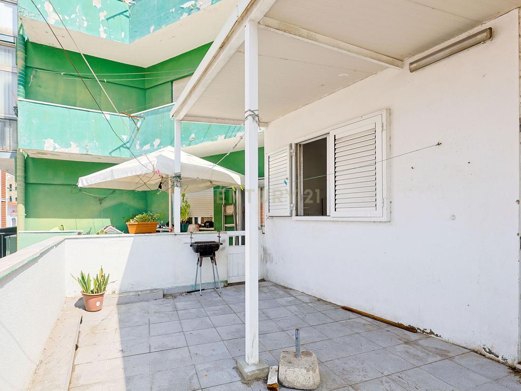 Apartamento T2, com Varanda e Terraço, Centro da Costa de Caparica. - Image 21