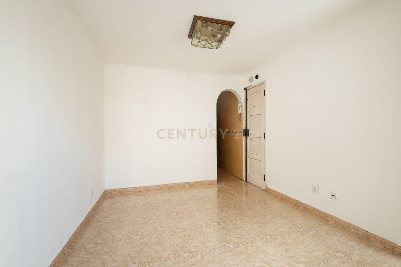 Apartamento T1 na Lapa – Lisboa | 1º Andar em prédio tradicional - Image 9
