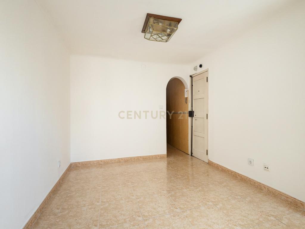 Apartamento T1 na Lapa – Lisboa | 1º Andar em prédio tradicional - Image 9