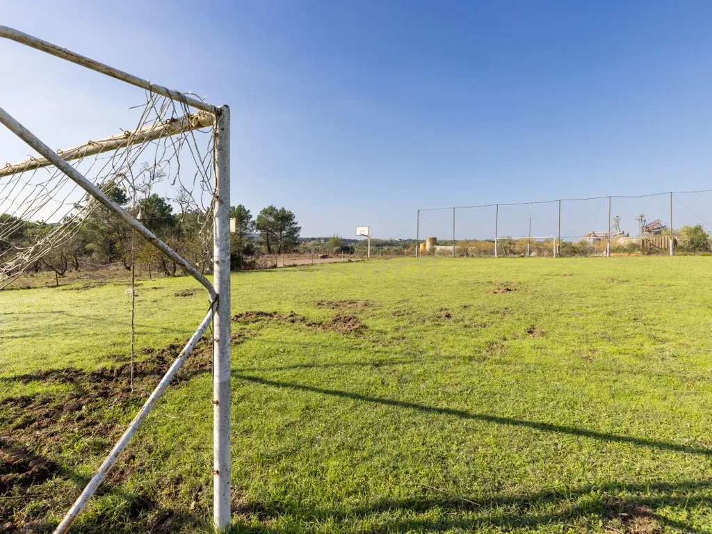MASIA CATALANA EN VENDA A LLAGOSTERA – MÉS DE 7 HECTÀREES DE TERRENY, LLICÈNCIA TURÍSTICA, PISCINA I CAMP DE FUTBOL - Image 35