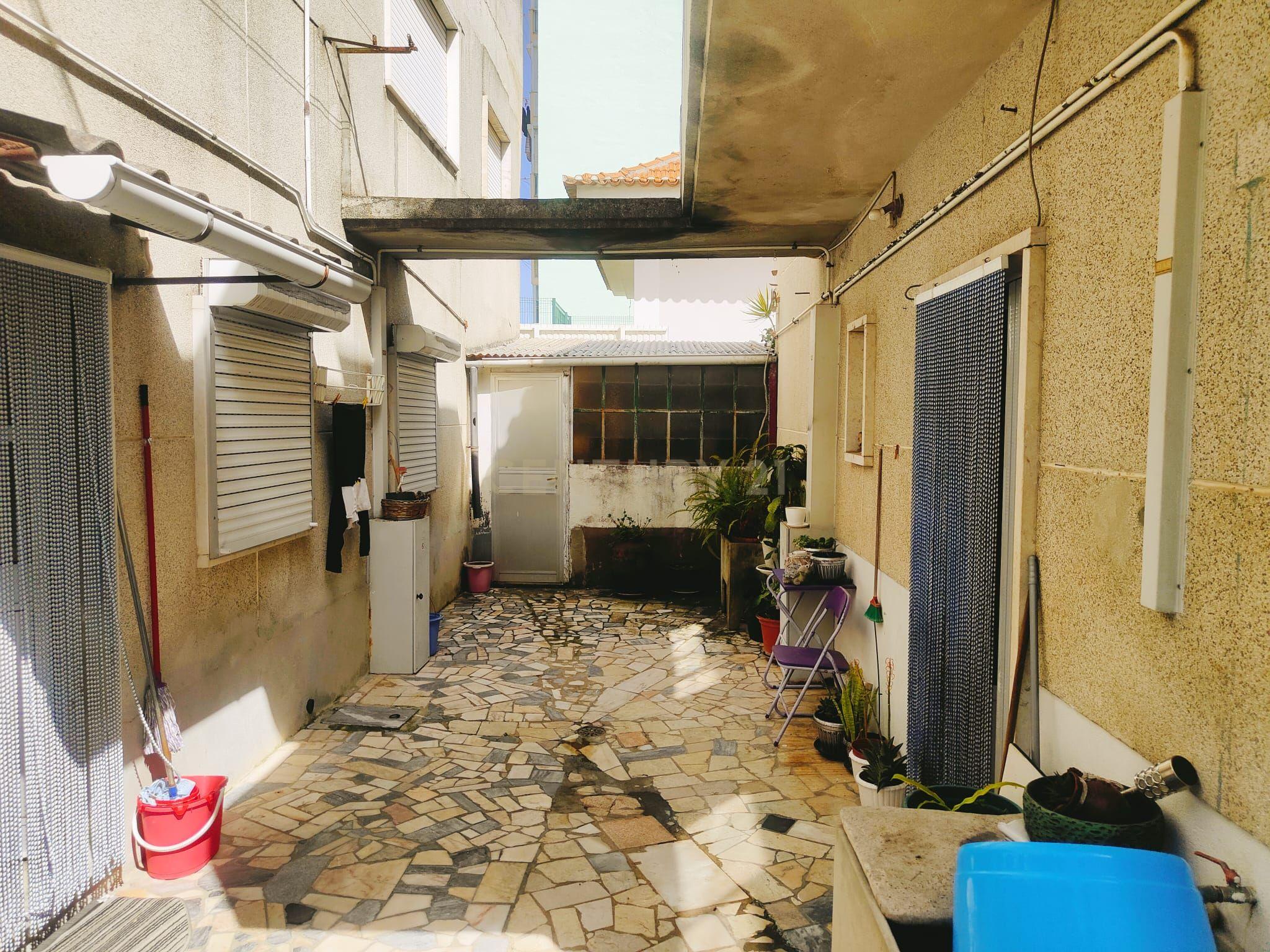 Prédio Bi-Familiar T2 e 2 Anexos Tipologia T1 Em Zona Residencial Tranquila Na Póvoa de Santo Adrião  - Image 54