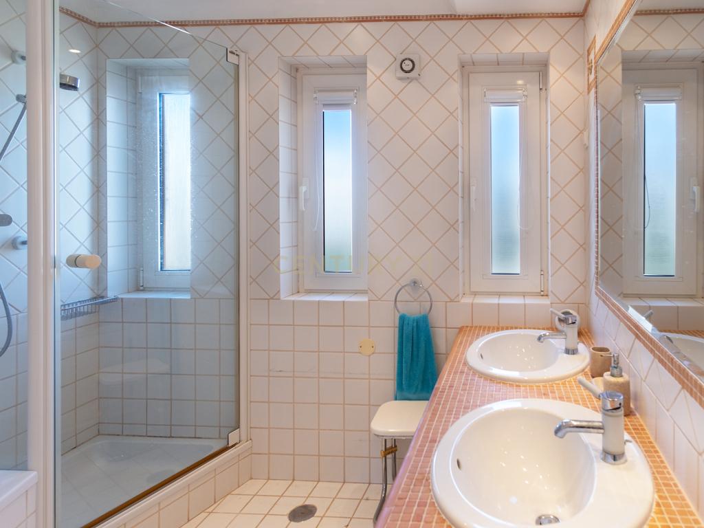 Moradia T5 com Piscina e Jardim em Lagoa, Faro - Image 35