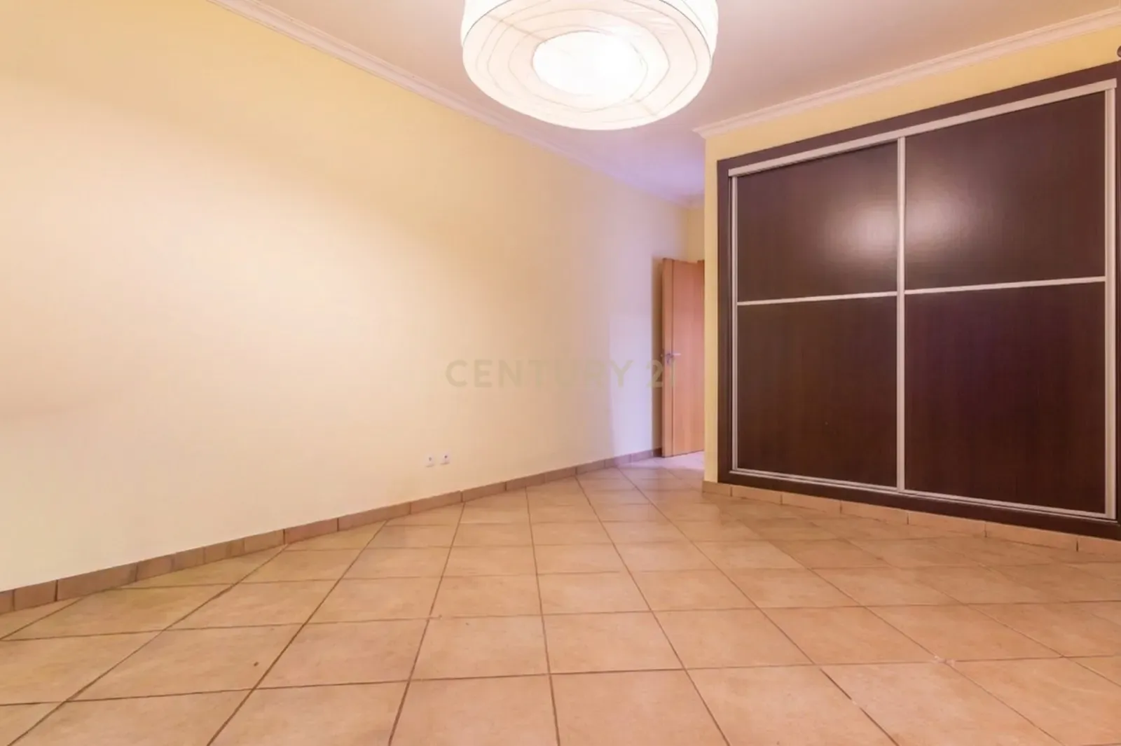 Fotografia 9 de Moradia Isolada T5 - com um Quarto no R/C -  Fernão Ferro