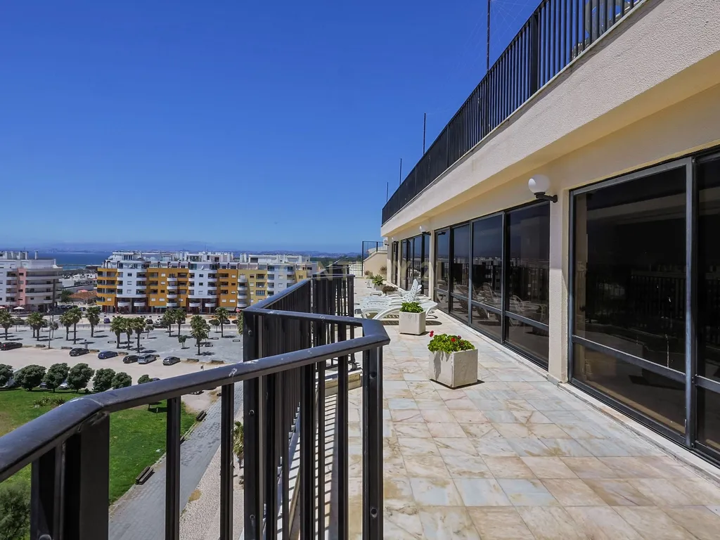 T1 moderno com domótica e piscina – Costa da Caparica - Image 40