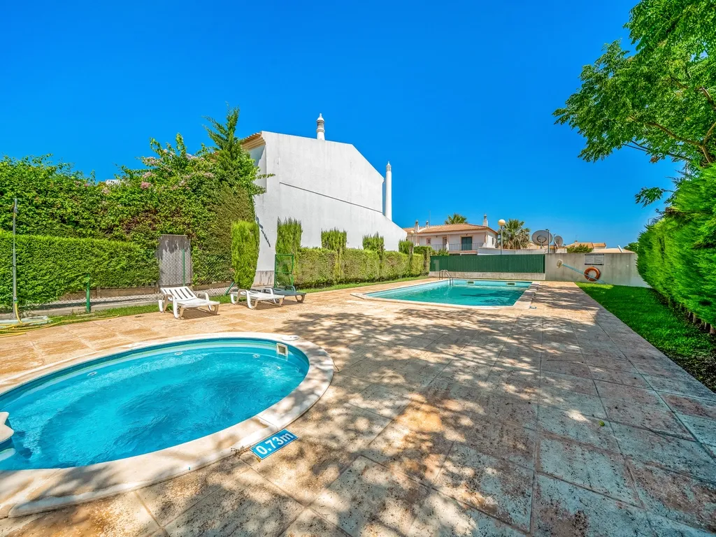 Moradia de Canto T2+2 com jardim em Condomínio Privado com Piscina – Ferreiras, Albufeira - Image 25