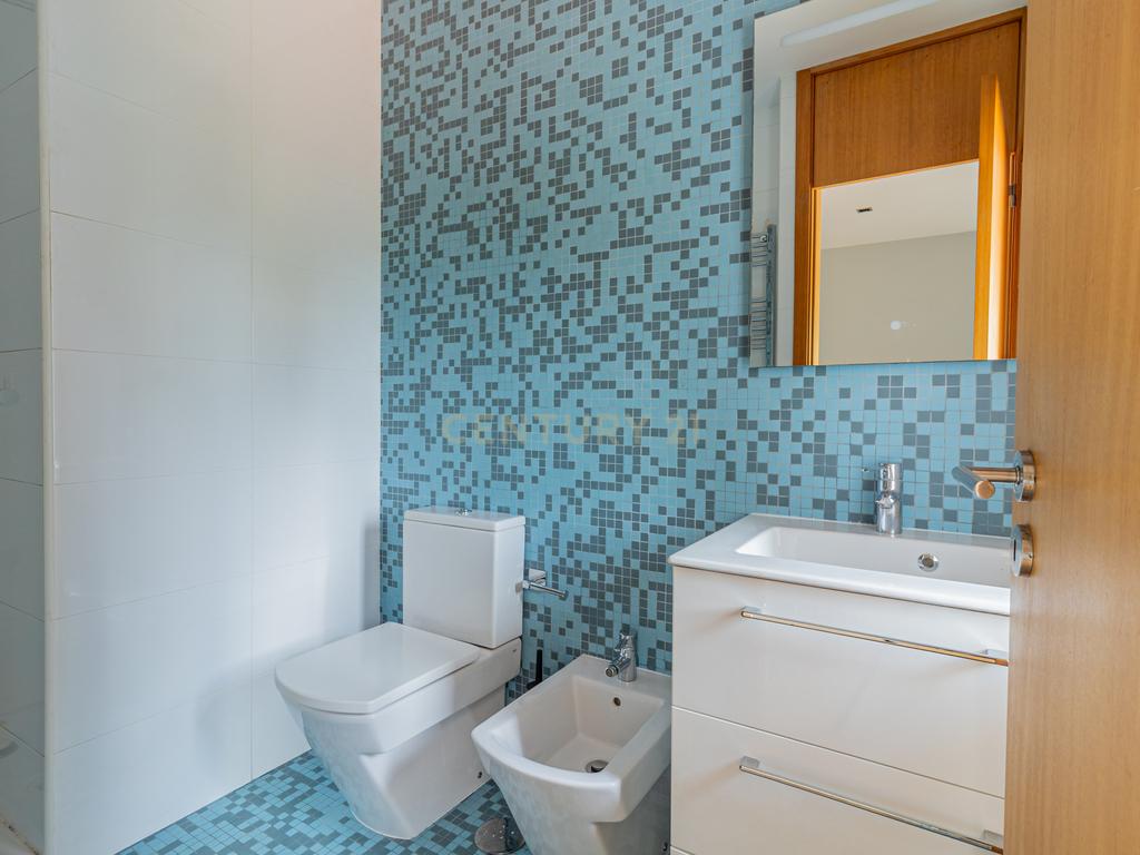T5 com 3 Suites e Terreno com Rio | Natureza, Espaço e Conforto - Image 32