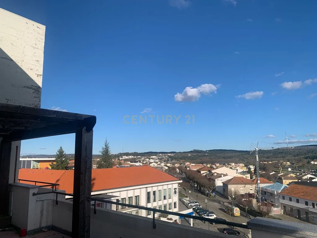 Apartamento Espaçoso em Sernancelhe com Terraço e Garagem - Image 14