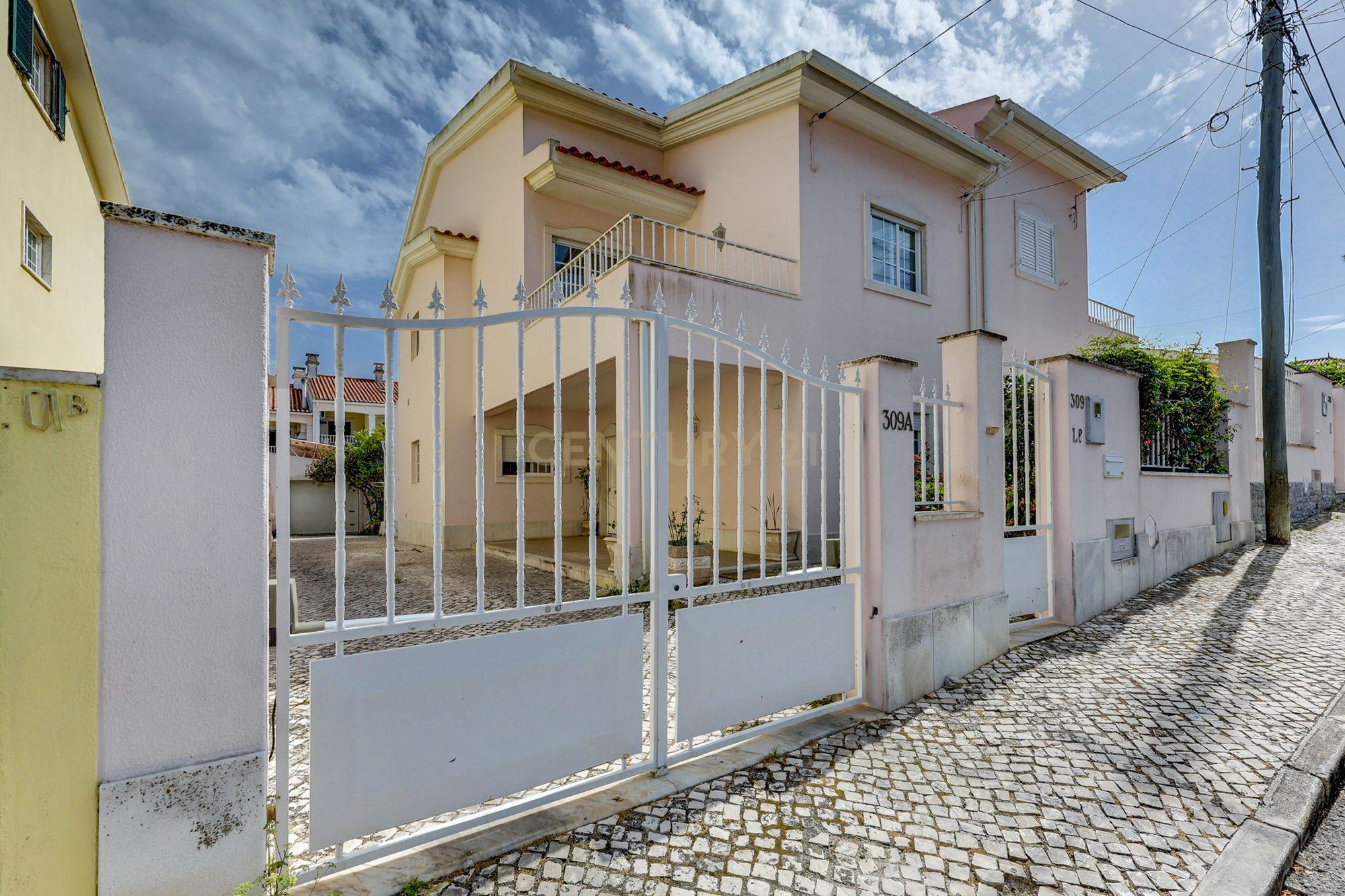 Moradia T4 com sótão e amplo espaço exterior em São Domingos de Rana - Image 28