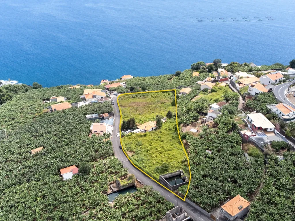 Terreno com 6.896m² e Moradia com Vista Mar - Image 6