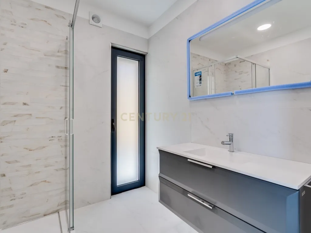 Moradia T4+1 de construção nova com piscina infinita | Caramujeira, Lagoa - Image 36