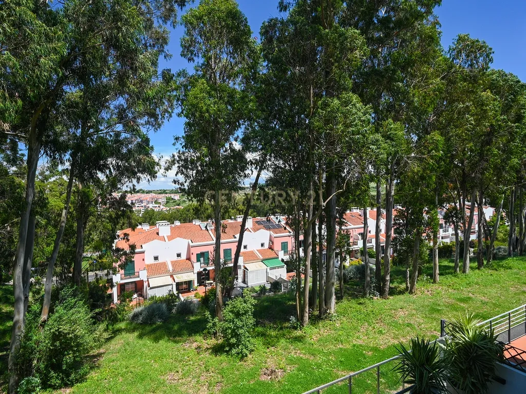 Moradia em Banda T4 no Empreendimento Oeiras Golfe Residence - Image 1